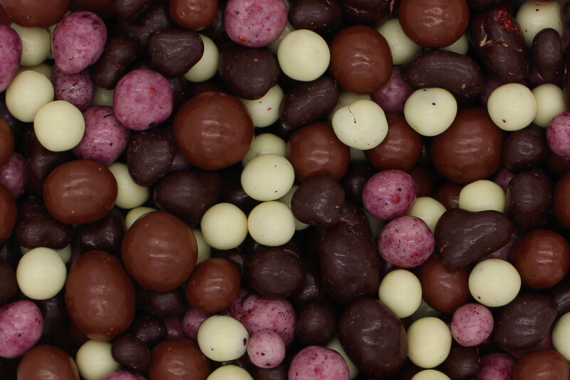 Heidelbeeren, Himbeeren und Erdbeerstücke in dreierlei Schokoladen bio Fairtrade